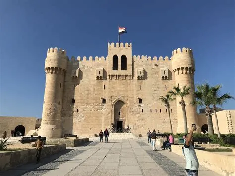 Sự Trỗi Thắng Của Sultan Qaitbay và Cuộc Cách Mạng Xây Dựng tại Alexandria: Bắt Đầu Từ Một Nhà cai trị có tài và một đế chế đang sa sút